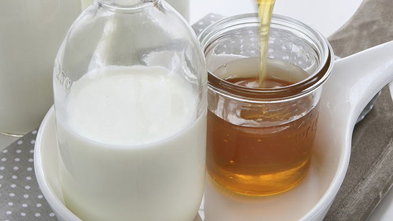 牛奶加蜂蜜 驱除痛经击退贫血做健康女人