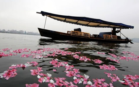 春季自驾游旅行车推荐之奔驰C级旅行车